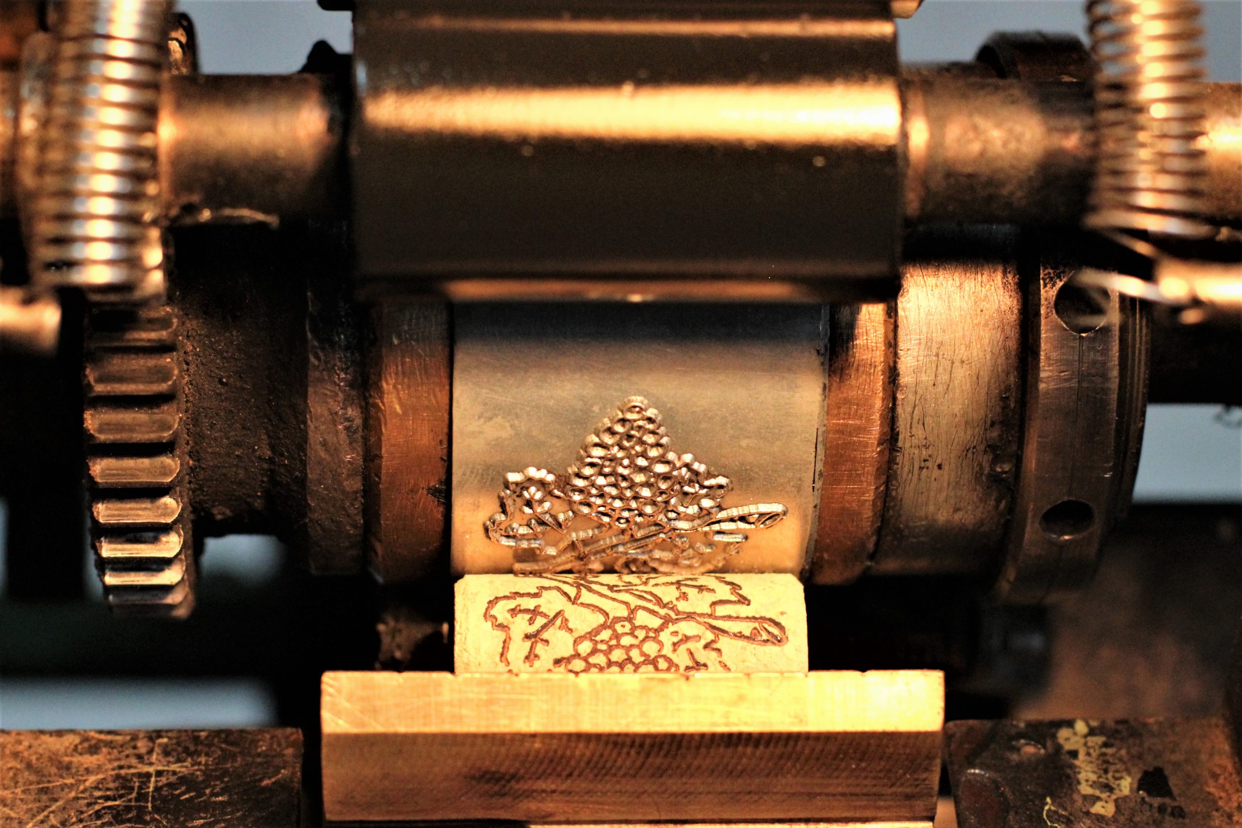 Printing – Customization with the client’s brand or logo, applied by burning or ink, according to preferences. Treatment – Application of waterproof polymer emulsions, which improve cork extraction and insertion, ensuring optimal performance in bottle sealing.