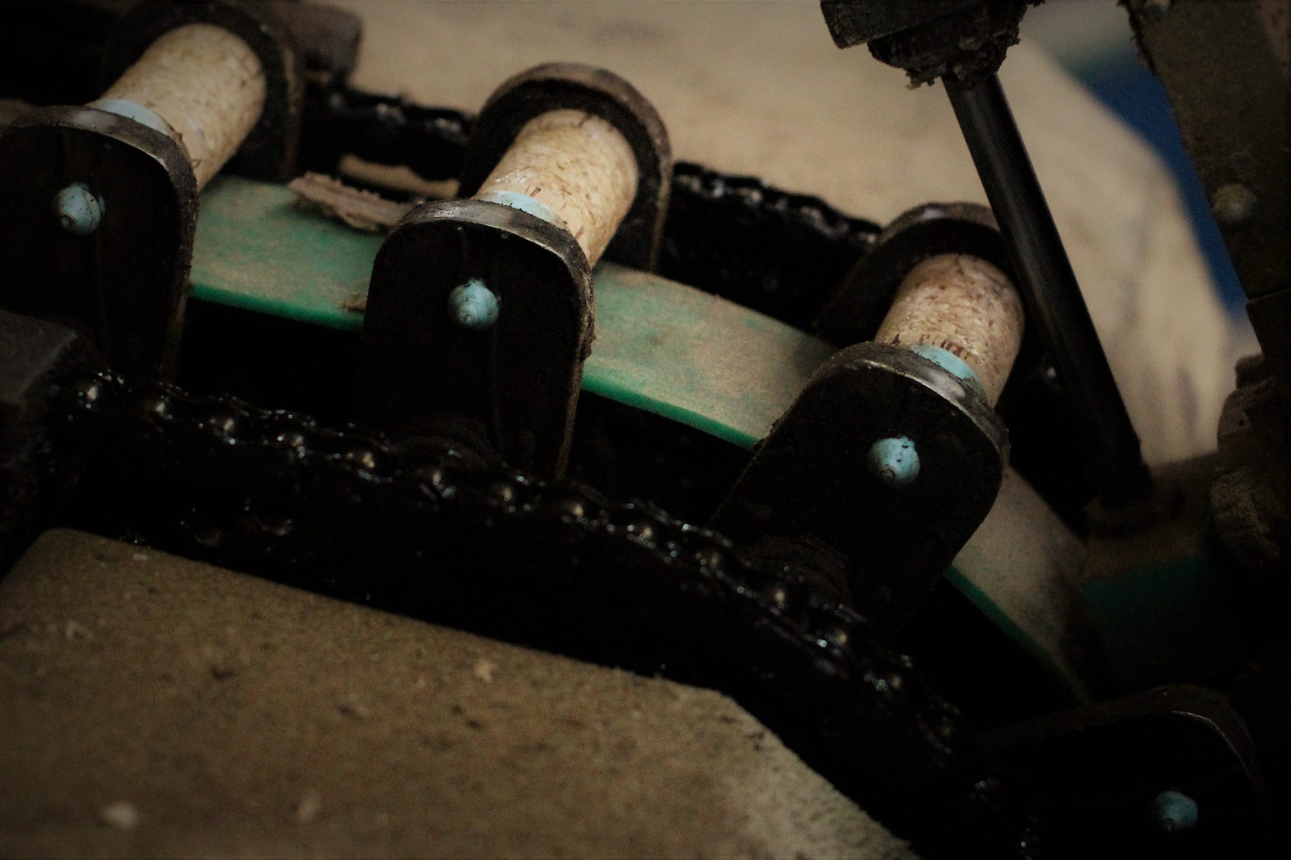 The gluing phase involves attaching carefully selected natural cork discs to the ends of the agglomerated cork body, producing technical corks of the 1+1 or 0+2 type.