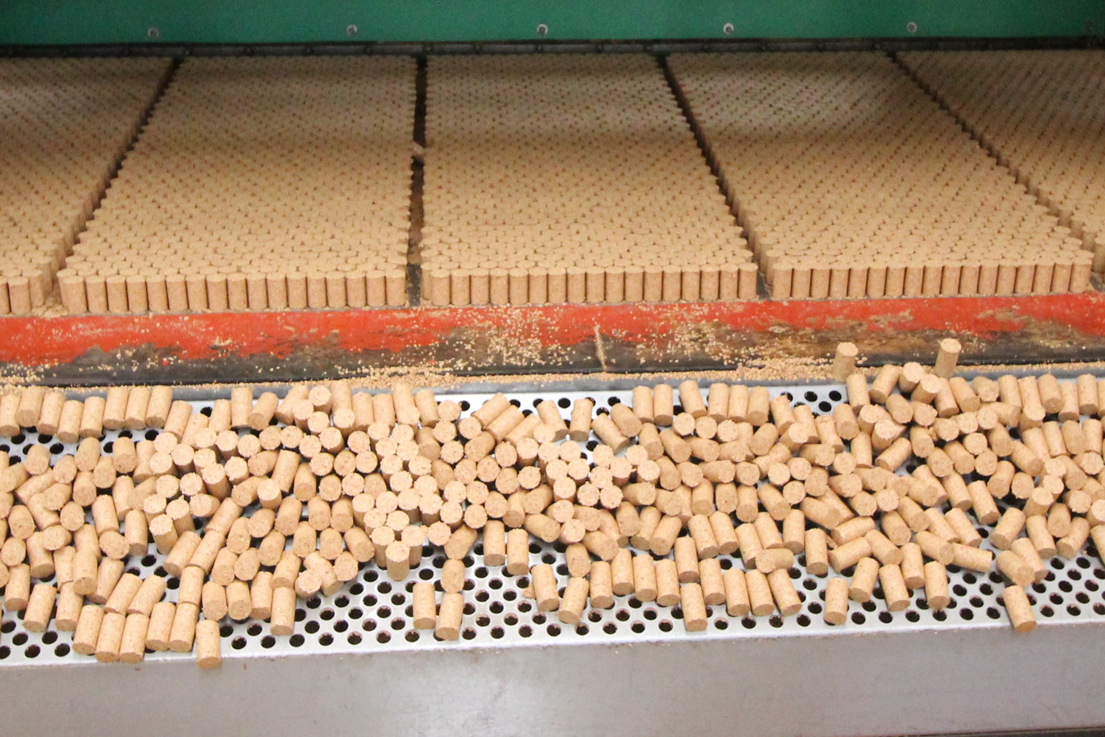 Sterilized granules are combined with FDA-approved food-contact binders and placed into individual molds. Patented by GF Cork since 2013, this highly innovative process creates stoppers with exceptional mechanical properties, guaranteeing optimal sealing and performance.