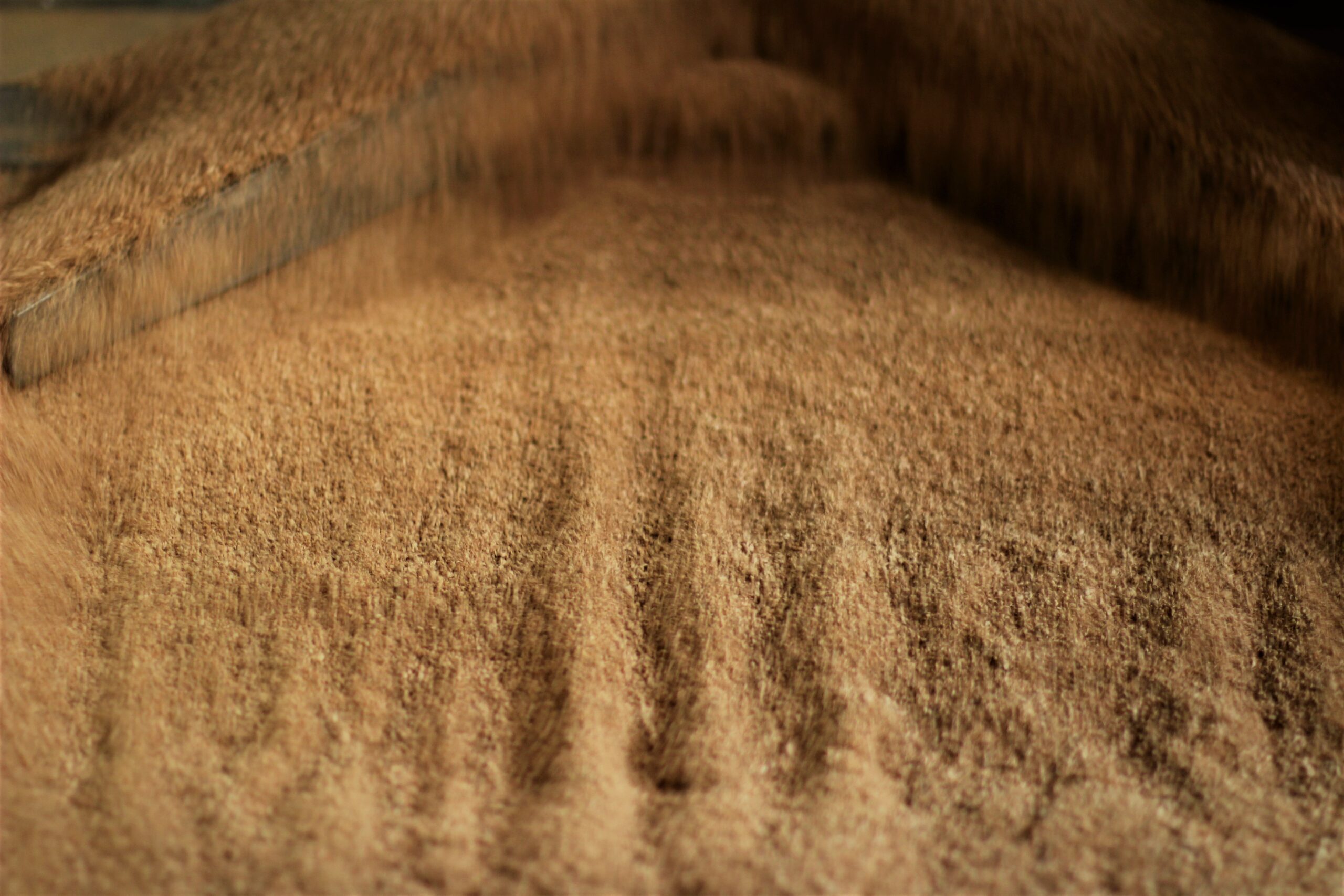 Selected cork (special cork dust or cork granules) is ground and sorted by size and density, enabling precise control of the granules’ properties used in stopper production.