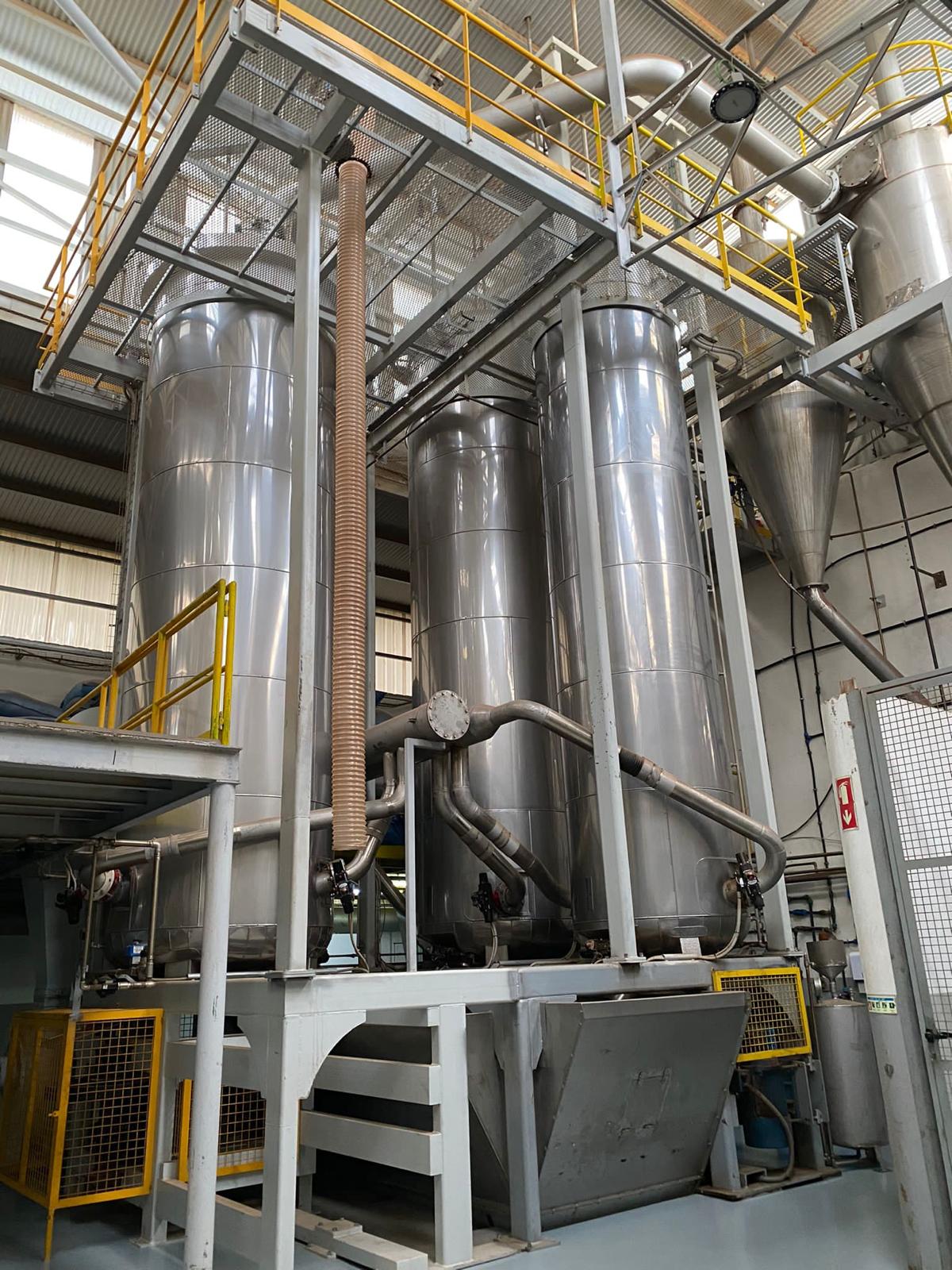 All granules pass through our patented sterilization system, which eliminates contaminants and unwanted odors. This innovative process uses steam injection and heat under controlled pressure and temperature conditions, ensuring the purity of the cork.