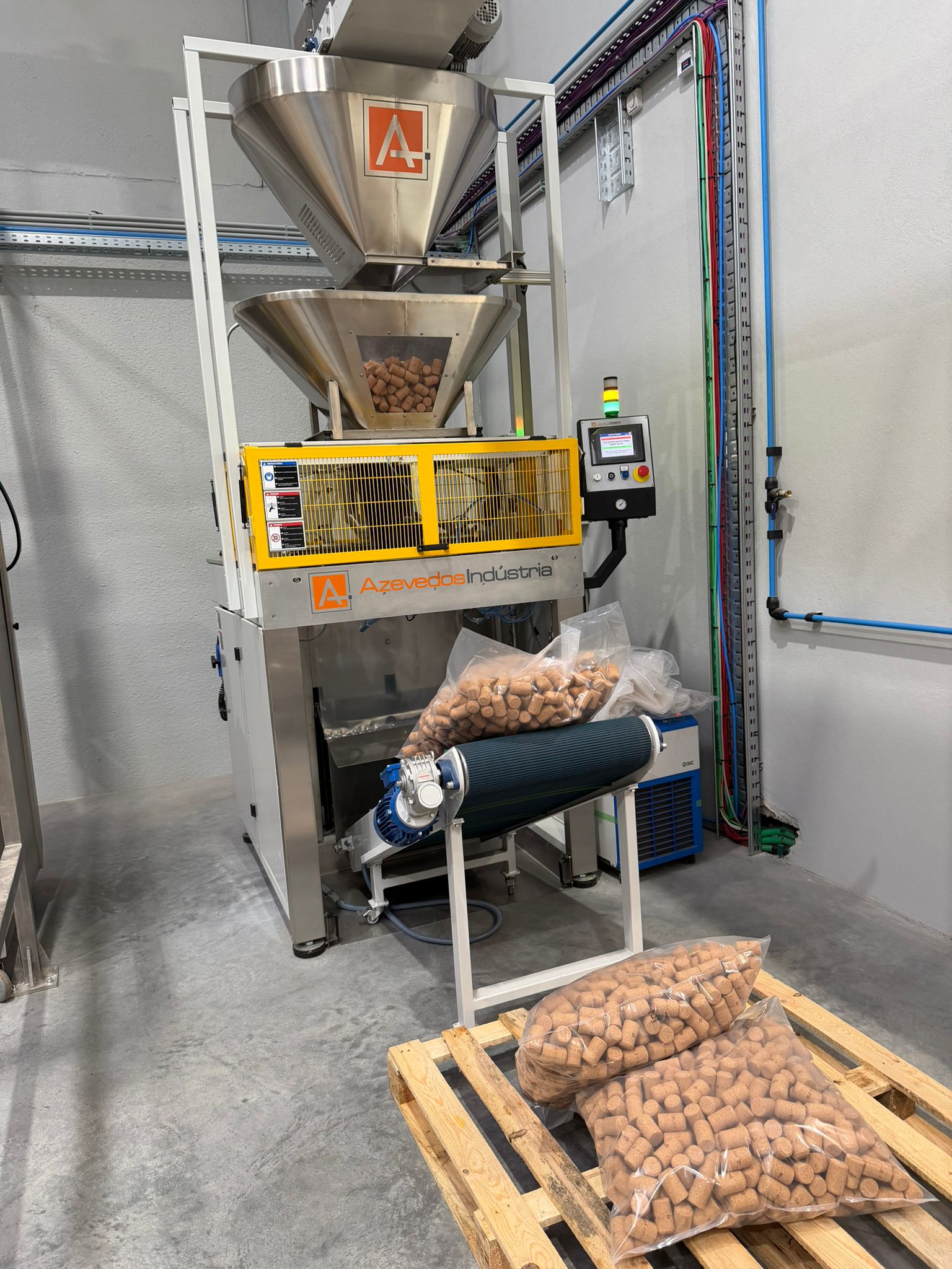 After a final quality control, the corks are counted and vacuum-packed with SO₂, preserving their properties until final use. For semi-finished corks, we use raffia bags. Finally, the products are prepared in our logistics area and dispatched to clients worldwide.